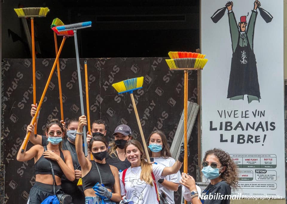 A picture of Lebanese volunteers mobilizing to help after Beirut explosions