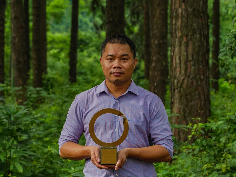 Nguyen Van Thai poses with the Goldman Environmental Prize trophy